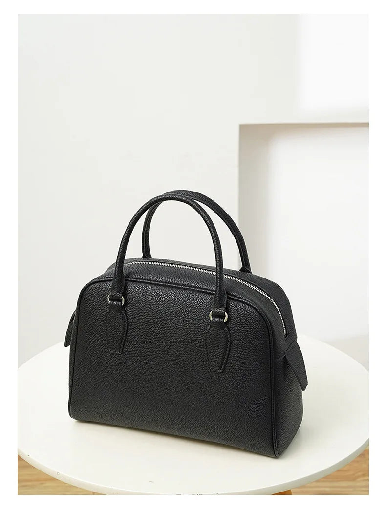 New Women's Handbags, Simple Casual Bags, Large-Capacity Briefcases, Fashionable Commuter Tote Bags, Retro-Style Water-Repellent Bowling Bags