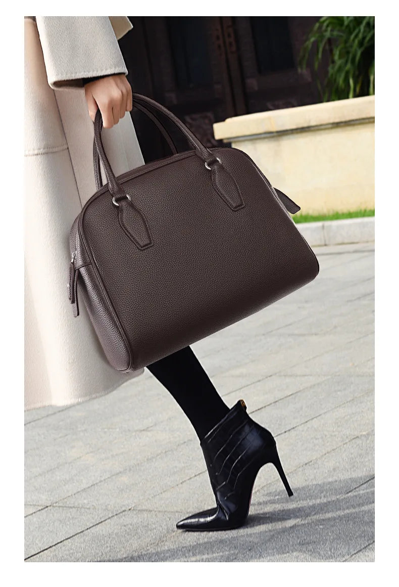 New Women's Handbags, Simple Casual Bags, Large-Capacity Briefcases, Fashionable Commuter Tote Bags, Retro-Style Water-Repellent Bowling Bags