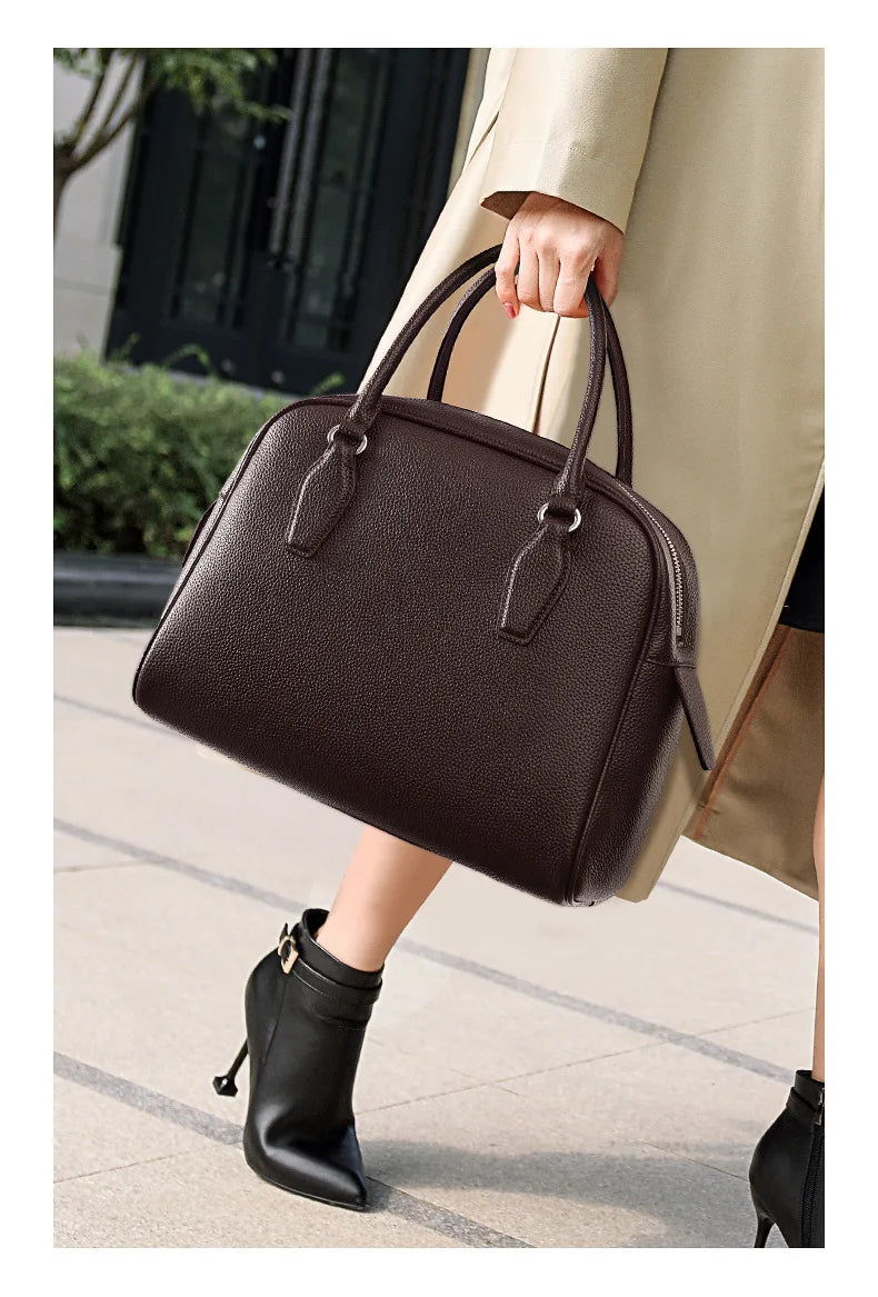 New Women's Handbags, Simple Casual Bags, Large-Capacity Briefcases, Fashionable Commuter Tote Bags, Retro-Style Water-Repellent Bowling Bags